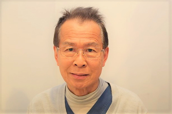 眼鏡をかけて正面を向く前院長の全並均
